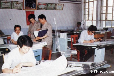 从1984年第一季度到抓管理上登记全面提高企业素质验收前，采取分线检查、总结成绩、找出差距、提出措施、限期整改的方法，使各项工作在整顿中巩固提高，在巩固提高中进行再整顿，再提高。