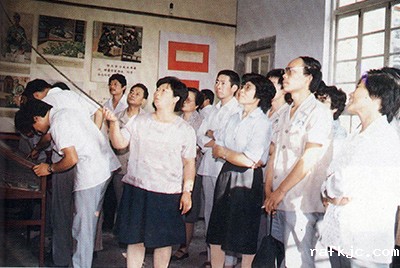 职工参观王杰展览馆