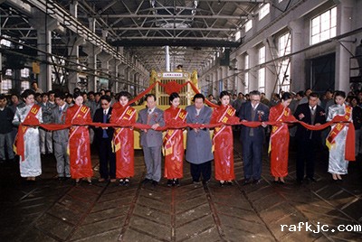 山推股份公司举行山推牌TY220推土机5000台下线庆典活动。