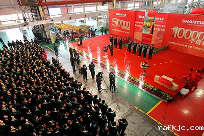 推土机事业部总装工厂隆重举行推土机第50000台下线庆典仪式。这一激动人心的历史时刻标志着50000台不仅仅是一个数量的积累，更是山推管理水平、生产规模、制造技术、研发能力、销售能力等综合能力的体现，标志着山推推土机产业整体实力进一步增强，是从量变到质变的飞跃。
