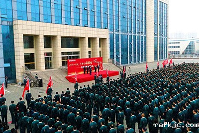 山推股份公司“大干一百天 产销过4000”劳动竞赛在公司总部大楼前隆重召开