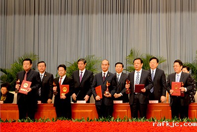 会上对获得“省长质量奖”的企业和个人进行了表彰，山推股份位居榜首，公司董事长张秀文从省长姜大明手中接过了代表山东质量管理最高荣誉的“金拇指”奖杯。