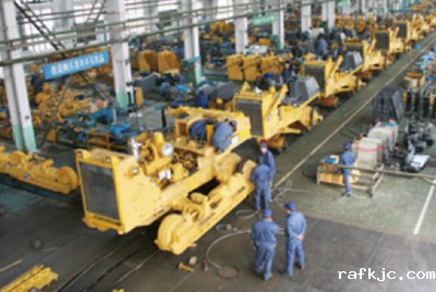 山推牌TY320C推土机在装配分厂试验车间顺利下线，标志着“山推”系列推土机在技术性能和结构造型水平上又上了一个新的台阶。