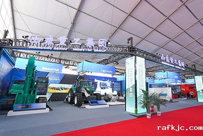 2023跨国公司与中国主题展在青岛国际会议中心海上大坝举办， 山推股份携EE225电挖、SRD13-C6U无人驾驶压路机和纯电装载机随团参展。